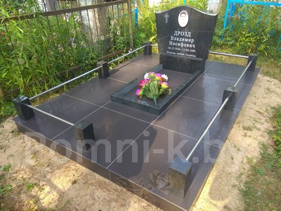 Установка памятника на могулу